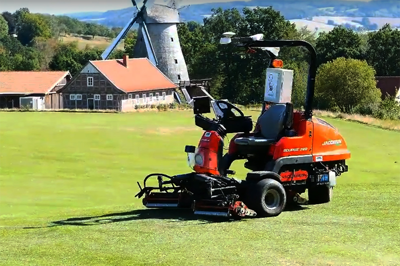 Self-driving golf mower